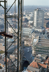 831383 Overzicht van een gedeelte van de binnenstad van Utrecht, vanaf de Domtoren naar het noordwesten; op de ...